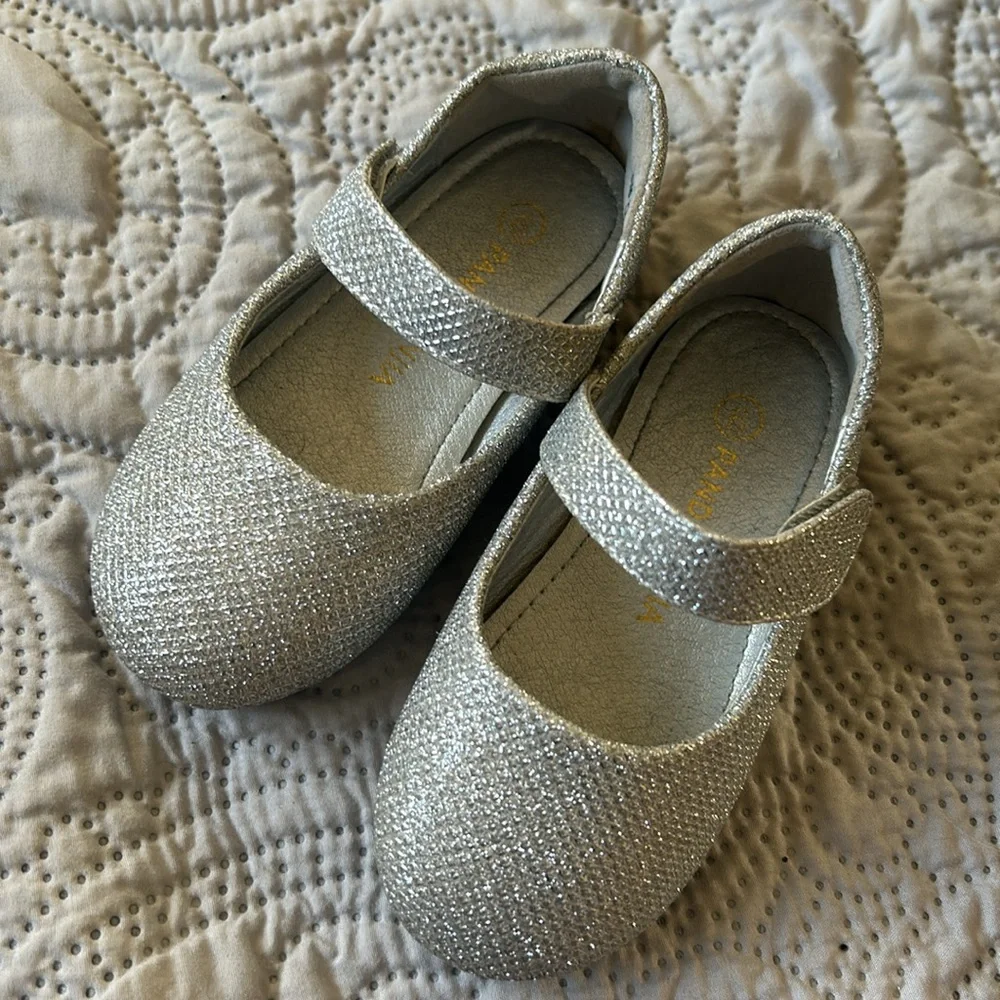 Pandanunjua “Susie” silver sparkle MaryJane dress shoes. Size 6 Great shape